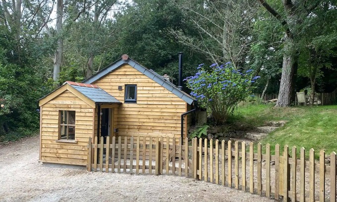 Saint Erth Praze Apartment | Dog friendly studio w/woodland & lake @coskewis