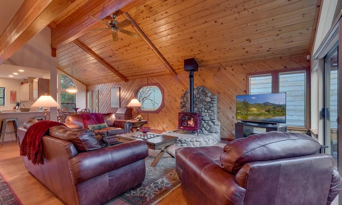 Truckee House | Dogwood By Tahoe Getaways - Pet Friendly in Tahoe Donner w Pool Table and HOA!