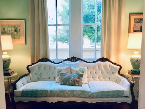 Mid-City House | DOLLHOUSE, HUGE 6 BR, French Quarter, STREETCAR sleeps 14!