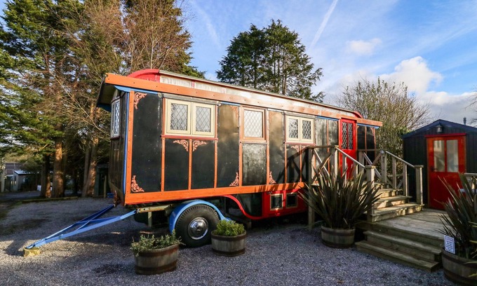 Tan-y-groes Cottage | DOLLY THE CIRCUS WAGON, pet friendly, with open fire in Brynhoffnant