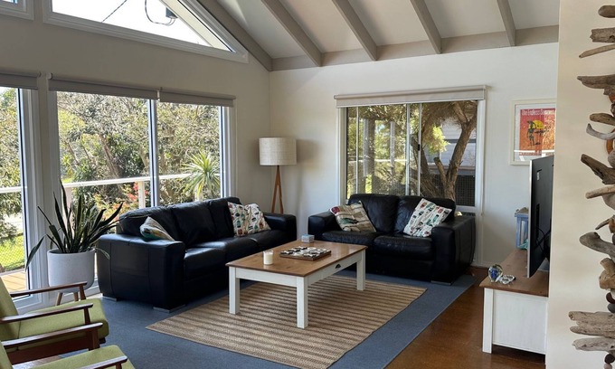 Smiths Beach House | Dolphin Beach House the perfect getaway and MOTO GP accommodtion.