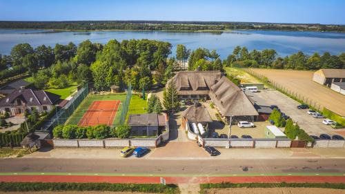 Giewartow Resort | Dom Wypoczynkowy "Pod Strzechą" w Giewartowie