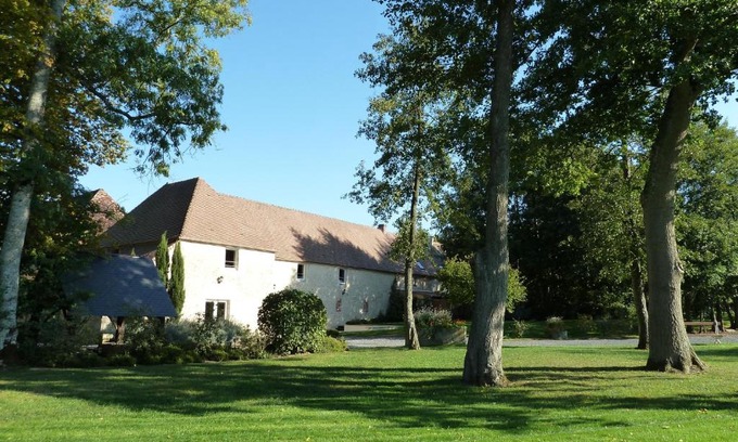 Saint-Pierre-Canivet Bed & Breakfast | Domaine De La Tour