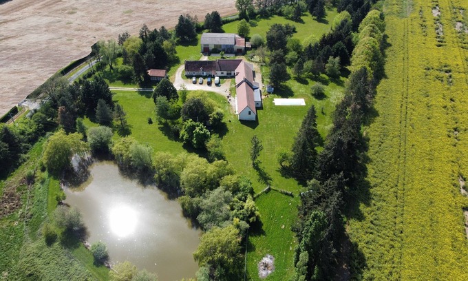 Saint-Medard House | Domaine de Saint Marc. Grande longère au bord de son étang au milieu des champs