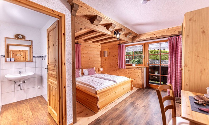 Oberschonau Apartment | Doppelzimmer Kärlingerhaus im Urigen Hüttenflair