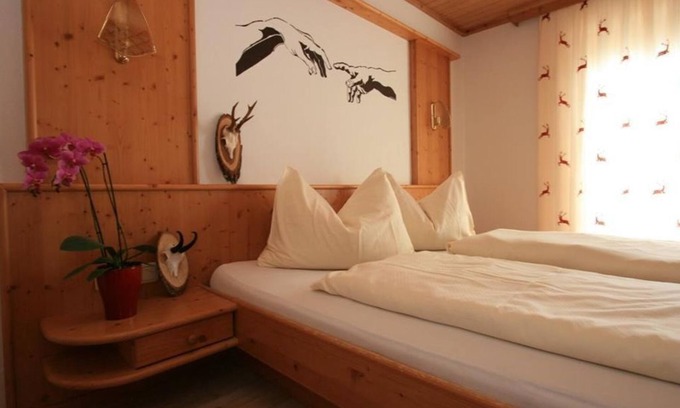 Alpendorf Bed & Breakfast | Doppelzimmer mit Dusche, WC - Forsthof