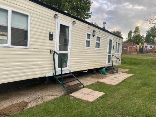 Sheerness Ski Chalet | Dottys van warden springs caravan park