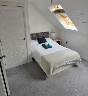 Dartford House | Double Cosy Bedroom in Central Dartford