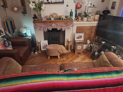 Enderby Apartment | Double Ensuite in a colourful quirky terrace on a quiet leafy street