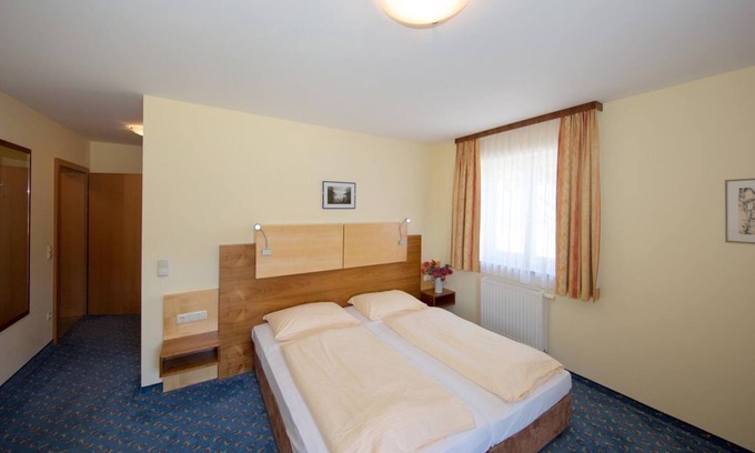 Sankt Martin im Muehlkreis House | Double room, shower, WC, balcony - Landhotel Gasthof Ernst
