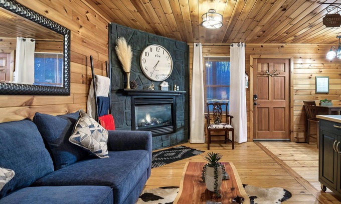 Pigeon Forge Cabin | DoubleDecker🌞2 Private King Suites🌞Hot Tub~5 Mins to DT