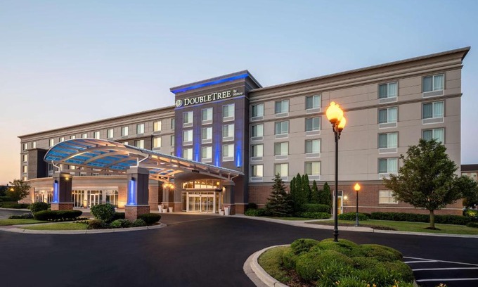Bedford Park Hotel | DoubleTree by Hilton Chicago Midway Airport, IL