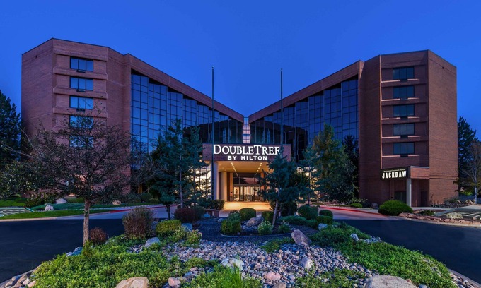 Aurora Hotel | DoubleTree by Hilton Denver - Aurora