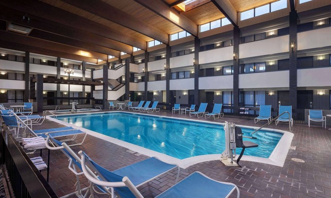 Manhattan Hotel | DoubleTree by Hilton Manhattan, KS