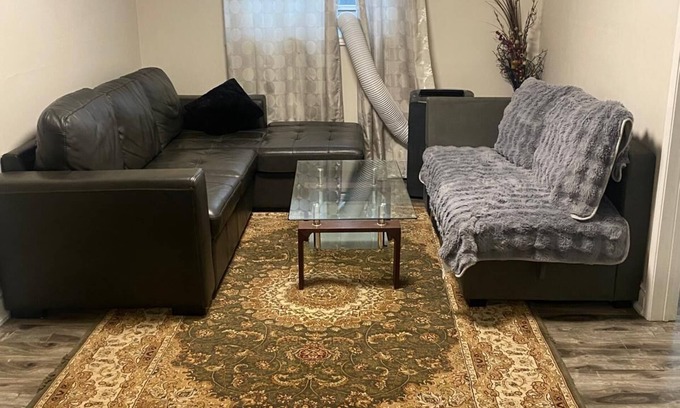 Bowmanville Apartment | Downtown Apartment 6 or 7 People