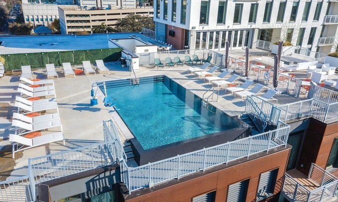 West End Resort | DOWNTOWN Austin with ROOFTOP Pool and BBQ Area, Fire Pit & a Fitness Center