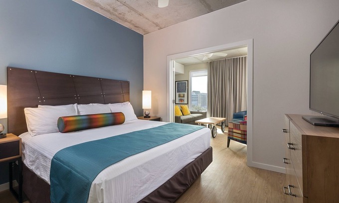 West End Resort | DOWNTOWN Austin with ROOFTOP Pool and BBQ Area, Fire Pit & a Fitness Center