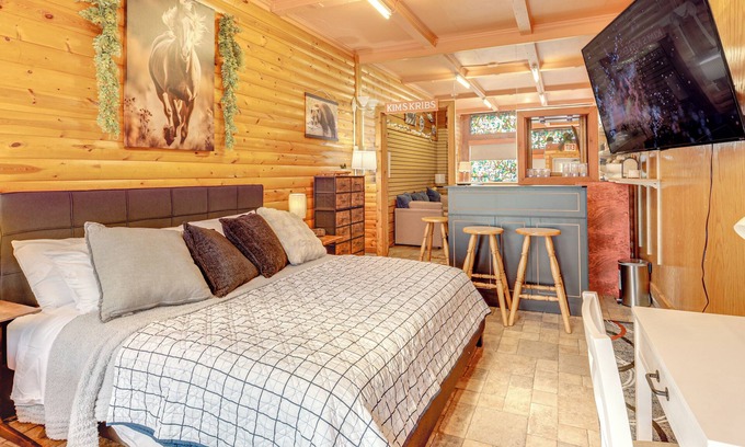 Crandon Apartment | Downtown Crandon: Walkable Studio w/Patio!