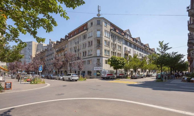 Sihlfeld Apartment | Downtown Deluxe Studio with Queen Bed (BE-26)