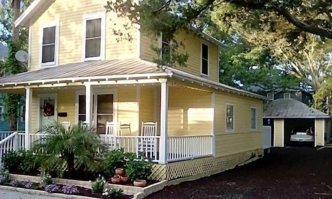 Downtown Historic District House | Downtown dog-friendly 4 bedroom house, walk everywhere, free parking