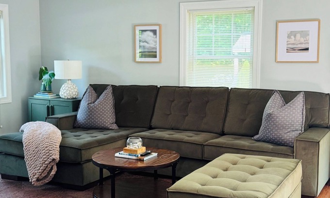 Freeport House | Downtown Freeport House with Lawn, Grill, AC, and Pickleball Courts!