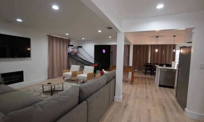 Bryker Woods House | Downtown Gem-5 min from Raineyn