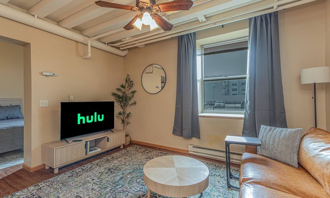 Fargo Apartment | Downtown I Keyless Entry I Smart TV I Free Parking I King Bed