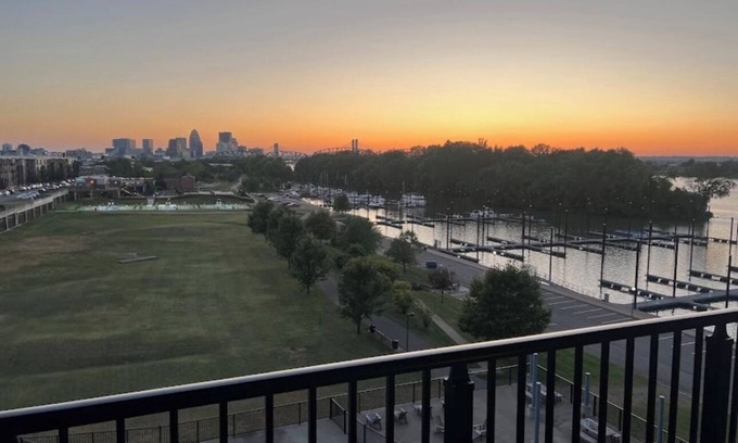 Louisville Apartment | Downtown Louisville - FREE Wine & Snacks -