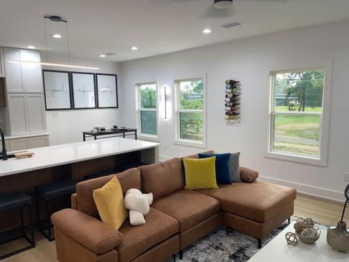 Mid City North Villa | Downtown New 3 Story Sleeps 14