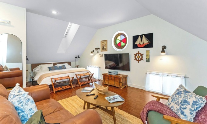 New Buffalo Apartment | Downtown New Buffalo Studio, Walk to Everything!
