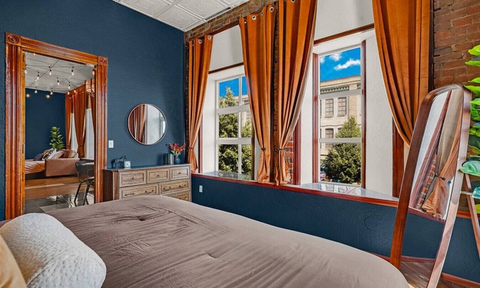 Great Falls Apartment | Downtown View|In Unit Laundry|Parking|King Bed