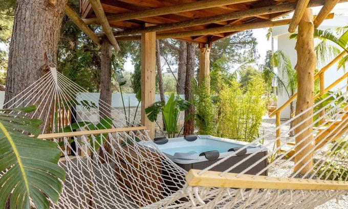 Kalathas Cabin | Dream Tree Suite with Jacuzzi | D PALM Premium Living