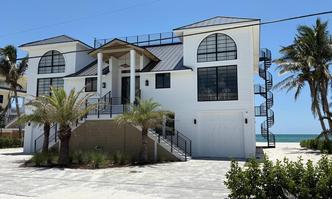 Palm Island House | "Dreamy Beachfront Getaway - Your Coastal Sanctuary Awaits!"