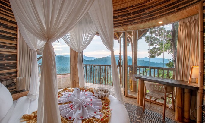 Klungkung Villa | Dreamy Cliffside Bamboo Villa with Pool and View
