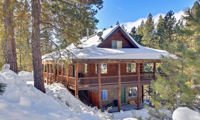 Cascade Cabin | Dreamy updated log cabin in the woods close to lake 4 bedroom