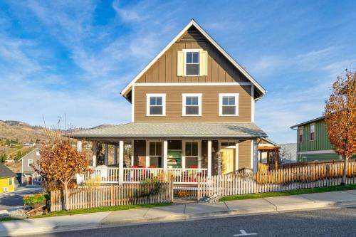 Chelan House | Driftwood Cottage with Carriage House #6CH