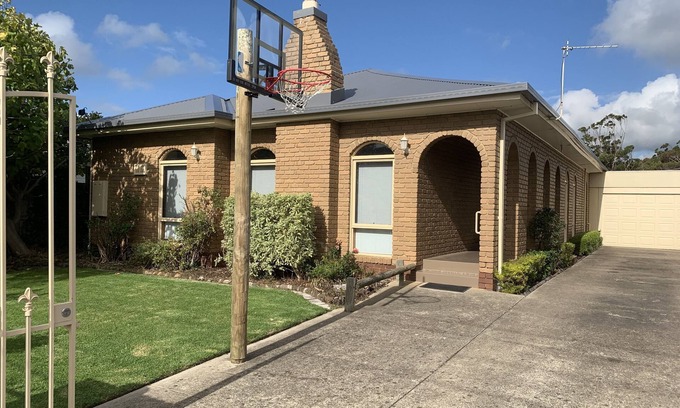 Dromana House | Dromana beach house - only 150m to the beach, with free WIFI and near town