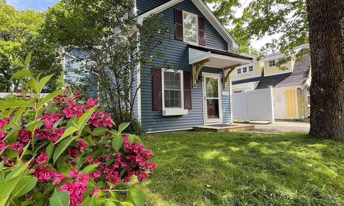 Bar Harbor House | DT Bar Harbor,2 King beds & Decks, Parks 3 small cars, Town Pickleball Ct @ Back