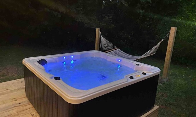 Southwest Raleigh House | DT Raleigh Oasis I Hot Tub I Fire Pit | Games