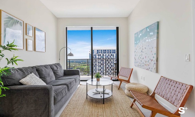 Doral Condo | DTW Doral 2BD Condo | Skyline Views & Free Parking