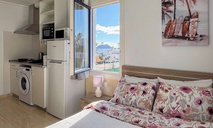 Corralejo Apartment | Dual Beach Studios with Ocean-View, Terrace, 100m to beach, Pool, wifi