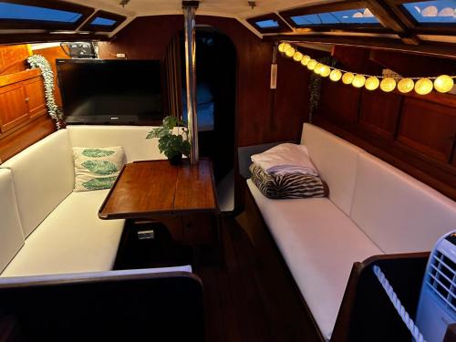 La Vila Olimpica del Poblenou Boat Rental | Duerme en un velero