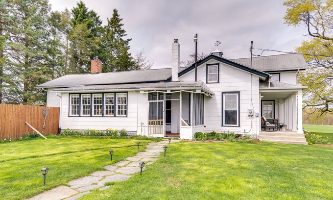 Dundee House | Dundee Vacation Home w/ Sunroom + Fire Pit
