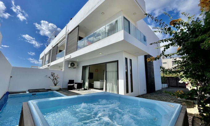 Flic-en-Flac House | Duplex - pool, jacuzzi & views