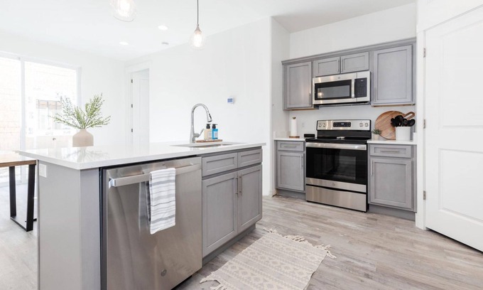 Garden City Villa | E-scooters 3BR 3BA Boat Parking Close to Marina