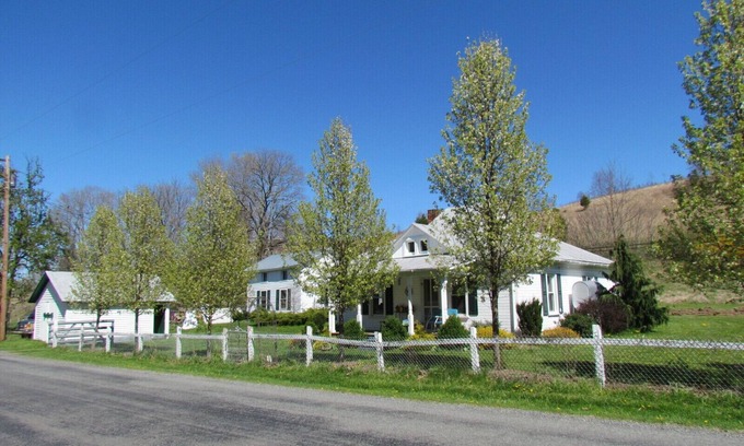 Harper Cottage | Eagle Annie's Cottage in Relaxing Highland County’s