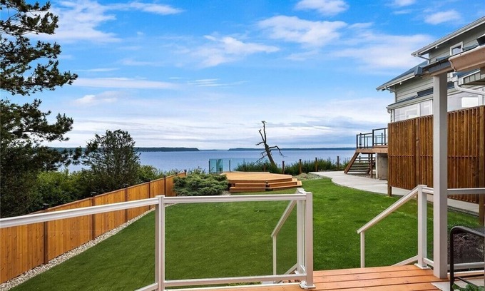 Camano Island House | Eagle Cliff Cottage with Dramatic Oceanfront Views