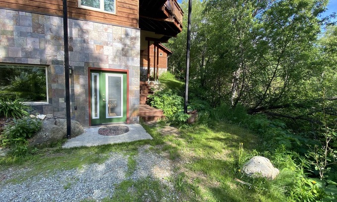 Eagle River Apartment | Eagle Peak Guesthouse/Deluxe studio/wilderness stay without the travel hardship