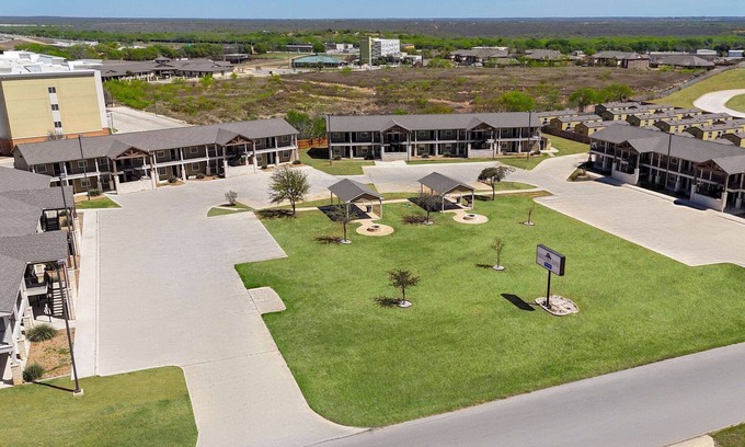 Cotulla Apartment | Eagle's Den Suites Cotulla a Travelodge by Wyndham