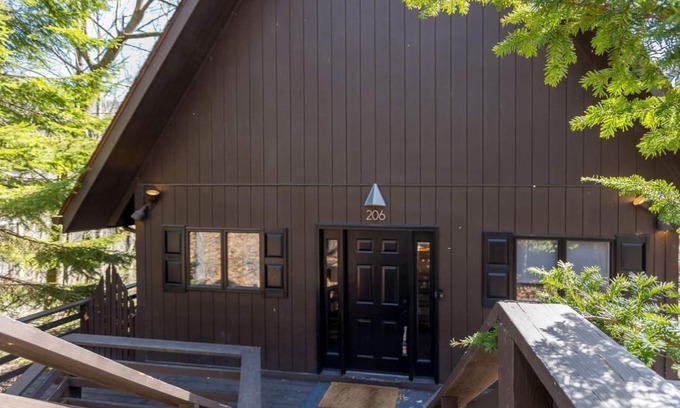 Massanutten Cabin | Eagle's Nest Captain’s Cabin Mountain Retreat with WiFi, AC in McGaheysville